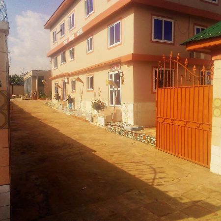 Open Space Hotel Kumasi Extérieur photo