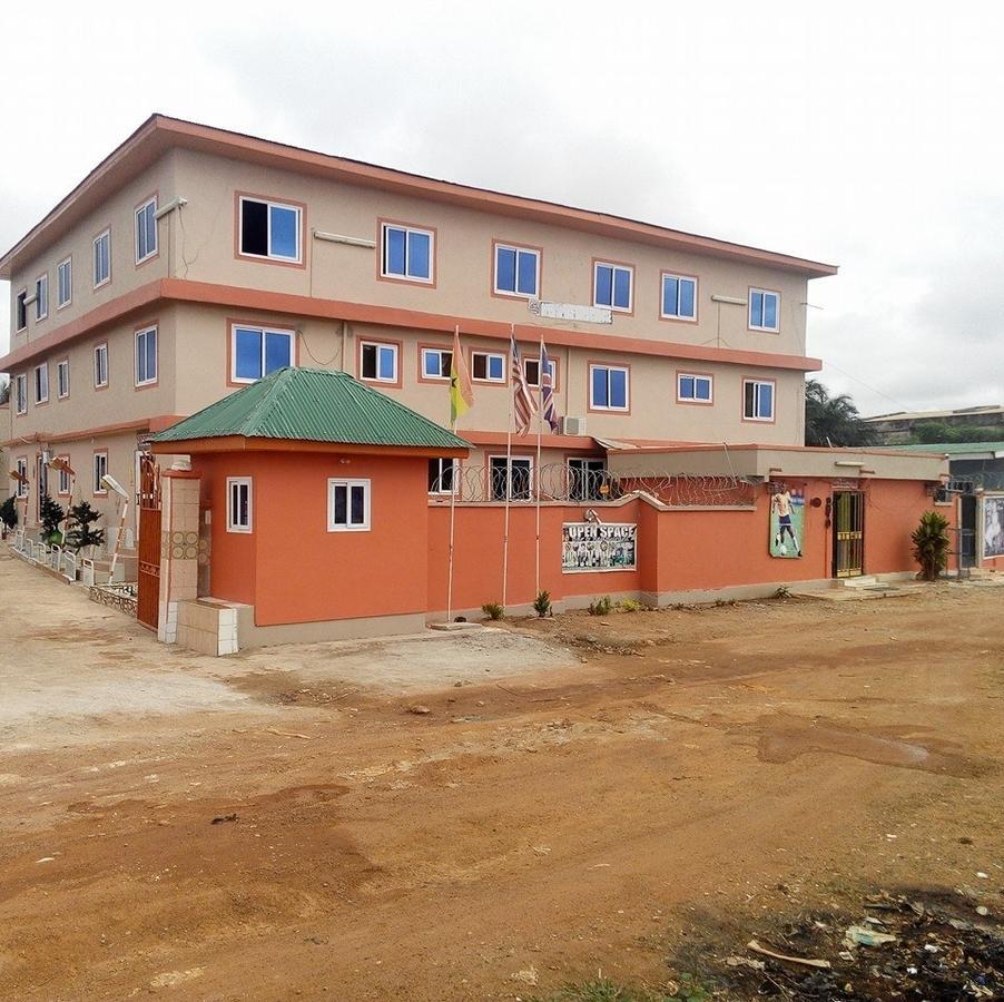 Open Space Hotel Kumasi Extérieur photo