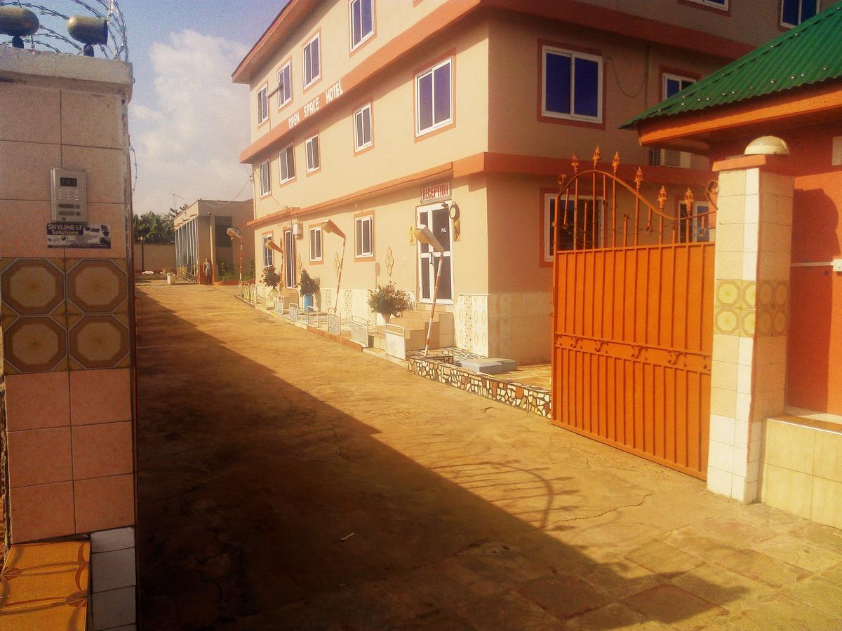 Open Space Hotel Kumasi Extérieur photo
