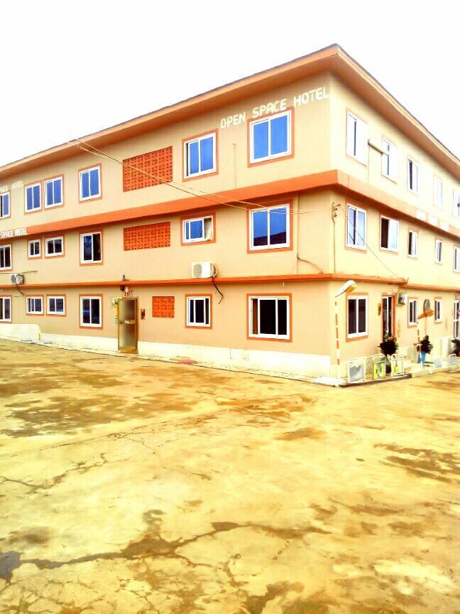 Open Space Hotel Kumasi Extérieur photo